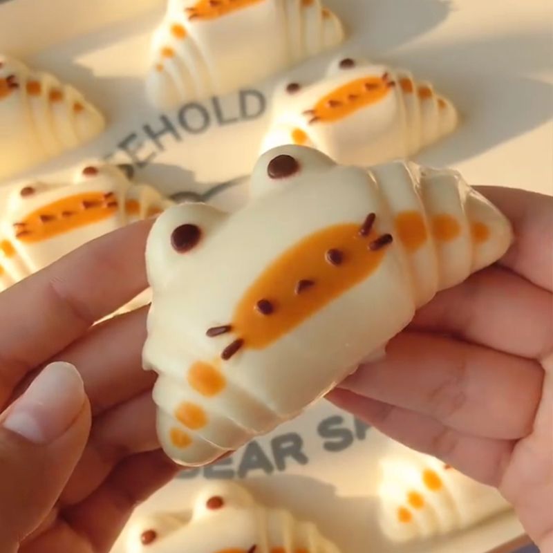 Caramel cat Croissant